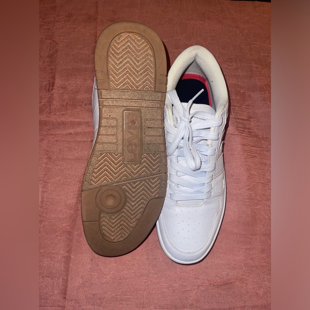 Men’s white Levi’s size 10